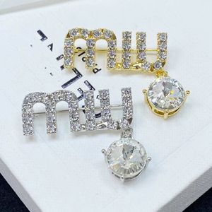 Broche creativo con letra MUI de diamante flash exquisito de alta gama para mujer, antiexposición, accesorios de ropa con hebilla versátiles