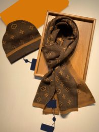 Moda de gama alta para hombres y mujeres Conjunto de 2 piezas de invierno Diseño Mantón Diseñador Gorro de béisbol Bufanda Gorro de lana