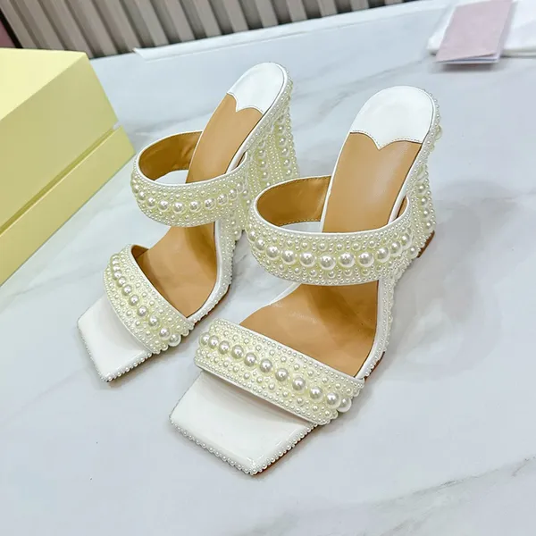 Sandalias de cuñas femeninas de gama alta Summer 2024 Nuevo diseño de una correa Cabeza cuadrada Sandalias de tacón alto Fashion Exquisito Pearl Decor Bombas superiores para mujeres