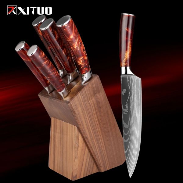 L'ensemble de couteaux de cuisine haut de gamme comprend un couteau de chef, un couteau à pain, un couteau à désosser, un couteau à fruits, un porte-couteau en bois massif en résine