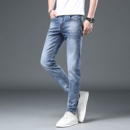 Высококачественные светлые джинсы для мужчин, новая осенняя модная тенденция для мужчин, новые эластичные облегающие брюки небольшого кроя для мужчин