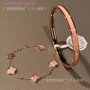 Le bracelet de luxe haut de gamme recommande de porter un bracelet en émail à version supérieure avec une lettre d'anglais circulaire adhésif goutte à goutte