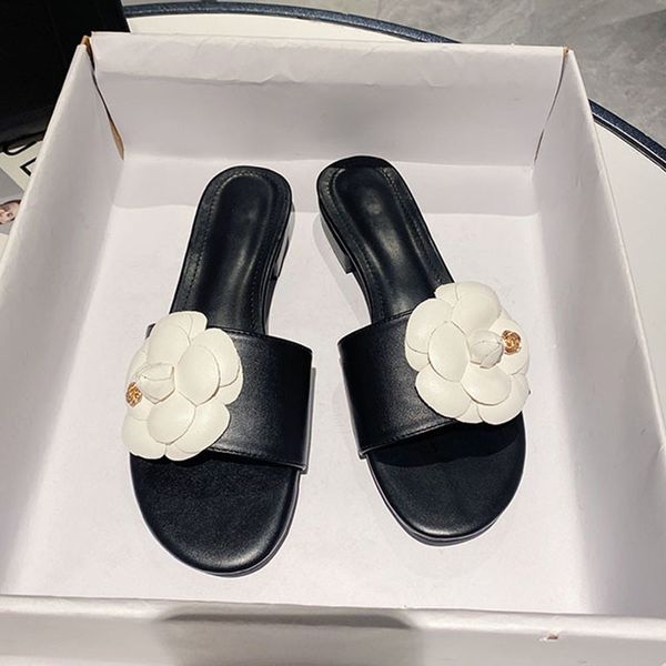 Pantoufles à fleurs de luxe haut de gamme pour femmes, chaussures camélia à bout ouvert, sandales d'extérieur pour dames, tongs