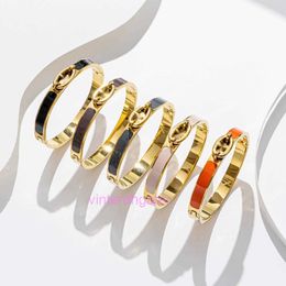 Luxury haut de gamme H Bangle Home Love Beauty et Fashionnew Emell H Pig Nose Bracelet pour femmes luxe léger petit titane populaire en acier incolore