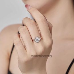 High-end luxe ring Vanclef S925 Sterling Silver Four Leaf Clover Ring voor vrouwen met lichte luxe en high-end design sense shell zirkon open sieraden