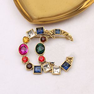 Alta calidad de lujo para mujer Marca Desigenr Carta Broches Moda para hombre Colores geométricos 18 K chapado en oro Crystal Rhinestone Pins Broche Mujer Joyería de boda