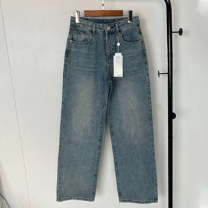 High-end M6-familie 24SS vroege lente nieuwe klassieke achterzak geborduurd digitaal leren label hoge taille jeans met rechte pijpen voor dames