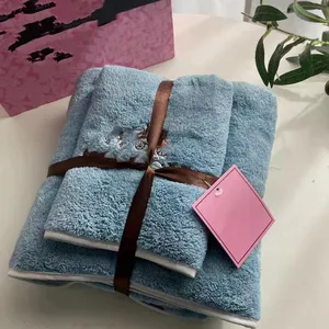 High-end nieuwe modemerk badhanddoeken tweedelige handdoek effen kleur huishoudelijke sneldrogende absorberende strandlakenset groothandel en detailhandel