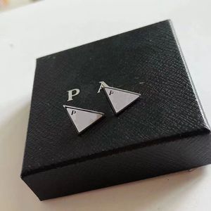 Boucles d'oreilles avec logo triangle inversé lettre P haut de gamme pour femmes avec un badge lettre haut de gamme, boucles d'oreilles PRA simples et personnalisées