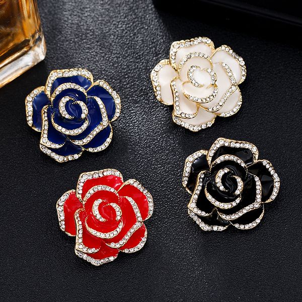 Broches de flor de Camelia roja y blanca con diamantes de imitación de gama alta, broches de Metal hechos a mano para mujer, alfiler para bufanda, accesorios para ropa, decoraciones