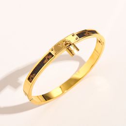 Estilo de gama alta Brazalete Pulsera Pulseras de acero inoxidable Diseñador de moda Marca Carta 18K Chapado en oro Pulsera plateada Amante de cuero Accesorios de joyería