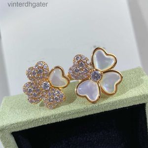 Haut de gamme de créateurs de marque Vancefe pour femmes V Gold Gold Gold Natural White Fritillaria Love Lucky Grass Ring avec polyvalent comme cadeau d'anniversaire