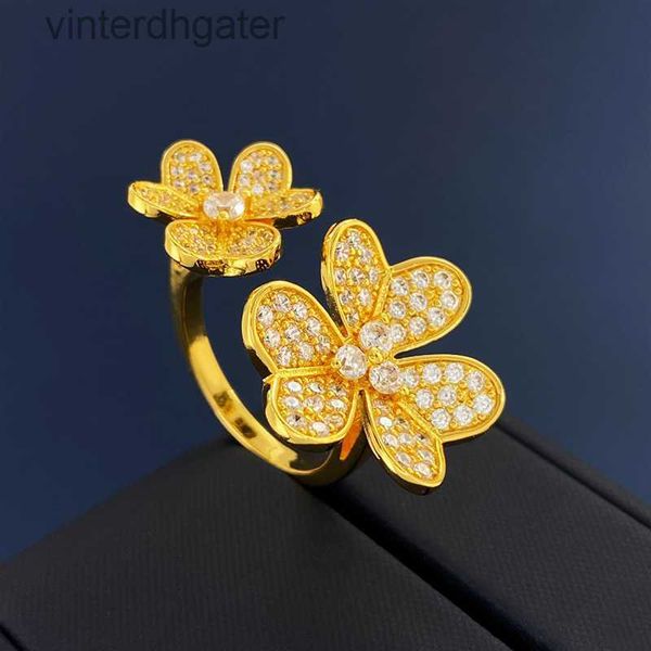 Haut de gamme de créateurs de marque Vancefe pour femmes Luxury Luxury Elegant Diamond Clover Flover Flover Double Flower Ring Small et Senior Brand Logo Designer Bijoux