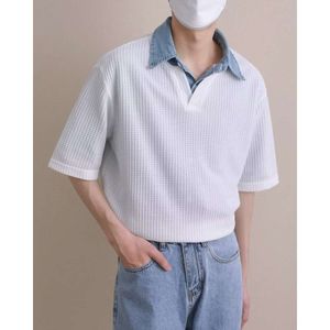 T-shirt de gaufre haut de gamme pour hommes avec design à col en V, manches courtes en soie de glace en vrac, style artistique et col en couches.Tendance de la chemise Henley