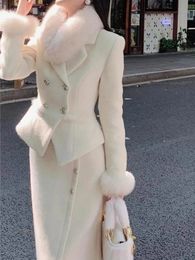 Traje de falda y chaqueta blanca de gama alta para mujer, conjunto elegante de 2 piezas, abrigo con puños de piel y botones irregulares, vestido Midi 231220