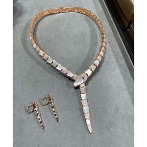 High-end brede schelp slangenbot ketting met goud ingelegde high-carbon diamant modieuze koningin-stijl jurk om te dragen