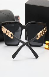 High -end vrouwen Designer Zonnebrillen Tijdloze klassieke stijl Zwart goud Hardware Retoucheren Polaroid UV Beige Charm Fashion CA4546830