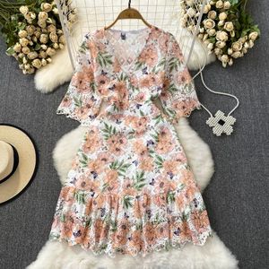 Robe de haute qualité et de style doux, manches courtes, col en V, ceinture, mince, longueur moyenne, crochet, fleur, robe en dentelle imprimée ajourée