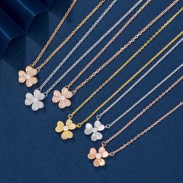 Collier de créateur de haute qualité V Golden Vancleff Petit collier de fleurs à trois feuilles plaqué avec de l'or 18k et incrusté de collier de diamants