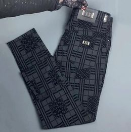 Pantalones casuales flocados de seda helada de alta calidad para hombres en verano, pantalones de negocios finos y lujosos de estilo europeo, pantalones versátiles de pierna recta ajustados