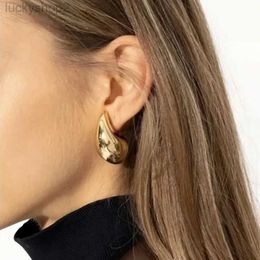 Boucles d'oreilles à eau de haute qualité pour les femmes avec une texture métallique et un style indifférent cool, ce qui les fait de la boucle d'oreille polyvalente de niche