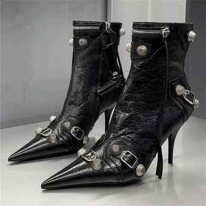 Botines negros de diseñador para mujer, botines sexis con hebilla de tachuela y cremallera lateral de cuero auténtico, botines de tacón de aguja para mujer, zapatos de invierno con punta estrecha EU43