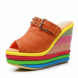 Waterdichte waterdichte nieuwe modeplatform kleurschoenen regenboog slippers 95