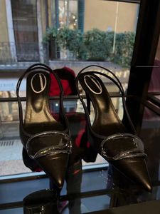 Hoge hakken 2023 Nieuwe Hollow Hollow Pointed Thin Heels Fashion Show Sandals for Women StylisHEdibags
