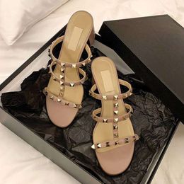 Talons hauts Pyramide Pyramide Designer Sandales d'été pour femmes chaussures de diapositives pantoufle en cuir nude rivet épais talons de mode chaussures de mode 6cm 8cm 10cm 4cm