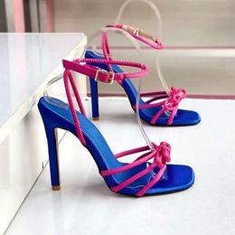 Chaussures à talons hauts Sandales à pied carré à la mode européenne et américaine Salon de la promenade des femmes
