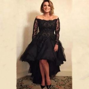 Alto Bajo Negro Vestidos para la madre de la novia Encaje Mangas largas Con gradas Frente corto Una línea Vestidos de invitados de boda Bateau cuello Elegante Novio Mamá Vestido de fiesta de graduación