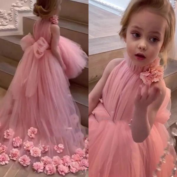 Vestidos de niña de flores altos y bajos para bodas Cuello alto Hecho a mano Apliques florales en 3D Vestidos de desfile para niñas Volver Arco Tul Vestido de primera comunión