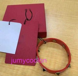 Hoge luxe Valetno en hoogwaardige versies Designer Letter Quad-Tapered Fashion Functies Unisex armbanden Leather Red009639 Originele 1to1 met doos