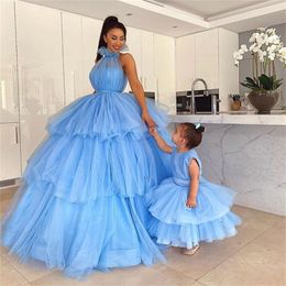 Hoog-hals Avondjurk Tiered Ruches Tule Formele Prom Dress Custom Made Sweep Train Runway Fashion Jurk Moeder en Kinderkleding