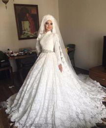 Vestido de novia de encaje blanco con cuello alto, cinturón con cuentas, vestidos de novia musulmanes de manga larga vintage, vestido de novia de talla grande de Arabia Saudita