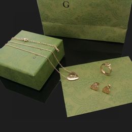 Juego de joyas de boda de alta pulida anillos de amor simples Pendientes de collar Gold, acero inoxidable, anillos de acero inoxidable, fábrica de lujo sin caja sin caja