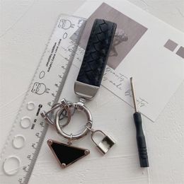 Hoge kwaliteit sleutelhangers klassieke letters zwart wit zilveren gesp sleutelhanger ontwerpers merk luxe mode unisex sleutelhangers sleutelhangers