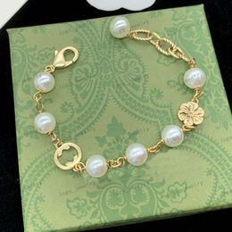 Oro de 14 quilates de alta calidad, pulsera de diseño, grabado floral, perla, alfabeto, combinación de elementos clásicos, pulsera de mujer, joyería de diseño, moda, boda, Navidad