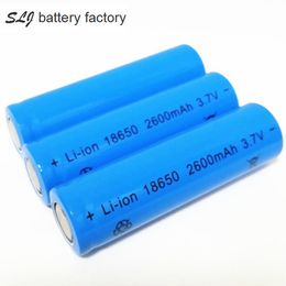 La batterie Li-ion 18650 2600 mAh peut être utilisée dans une lampe de poche lumineuse et une batterie de rasoir, etc. Couleur bleue de haute qualité.