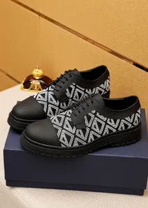 Alta calidad 2024 Botas de tobillo para hombre Diseñador Casual Pisos cómodos Marca masculina Fiesta Traje de boda Resbalón en calzado Zapatos Tamaño 38-45