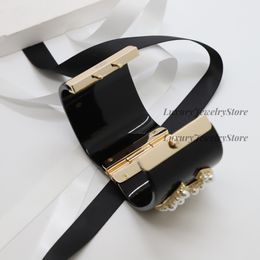 Bracelet européen large en acrylique de haute qualité avec une sensation de qualité supérieure et polyvalent pour les cadeaux de fête.9tiu