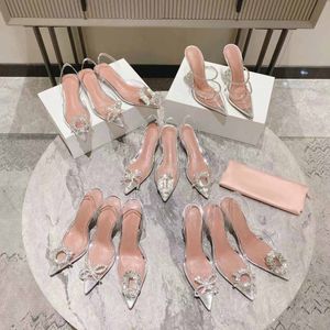 Sandalias Amina Muaddi de alta calidad zapatos de diseño de diseño de lujo Decoración de diamantes de cristal Bowknot tacones de vinos transparentes PVC con caja