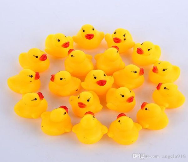 Sons de jouet de canard de canard de salle de bain pour bébé de haute qualité Mini les canards en caoutchouc jaunes Small Duck Toy Enfants nageant les cadeaux de plage EMS Shippin2076095