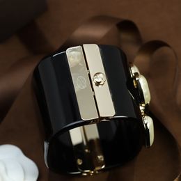 Petale noire de haute qualité exagérée grande insuffisance européenne et américaine Gold Electroplated New Snap sur le bracelet kqqo