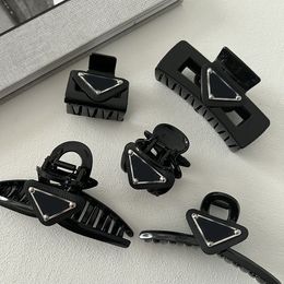 Barrettes noires de haute qualité, pinces à cheveux en métal de marque de styliste, Triangle classique, lettres de luxe, épingle à cheveux, cadeau pour femmes, bijoux, accessoires pour cheveux