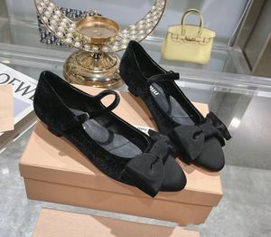 Chaussures formelles en velours à nœuds de haute qualité Satin d'un bouton avec des talons de chaton et une bouche peu profonde Mary Jane Single Shoes for Women EU35-40 avec boîte