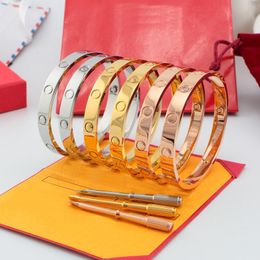 Hoge kwaliteit armband designer armband klassiek model heren en dames koppelarmband feest huwelijkscadeau 6 mm brede titanium stalen armbanden sieraden geschenken