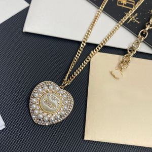 Hoogwaardige merkontwerper kettingen kristallen brief hangers hart parel hanger mannen dames 18k goud vergulde koperen choker ketting ketting verjaardag sieraden cadeau