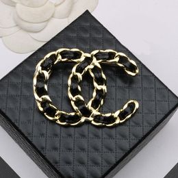 Haute qualité marque Desinger broche femmes cristal strass perle lettre broches costume broche cadeaux de mode bijoux accessoires haute qualité20style