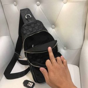 Hoge Kwaliteit Merk Messenger Bags Mode Helderige Mannen Schoudertas Europa en Verenigde Staten Star Favoriete Business Borst Pack Bag 28x20x6cm